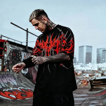 T-shirt sportiva oversize da uomo Street Skate, nera con stampa a linee affilate rosse e grigie, girocollo, vestibilità ampia, traspirante, per tutti i giorni, stile hip.