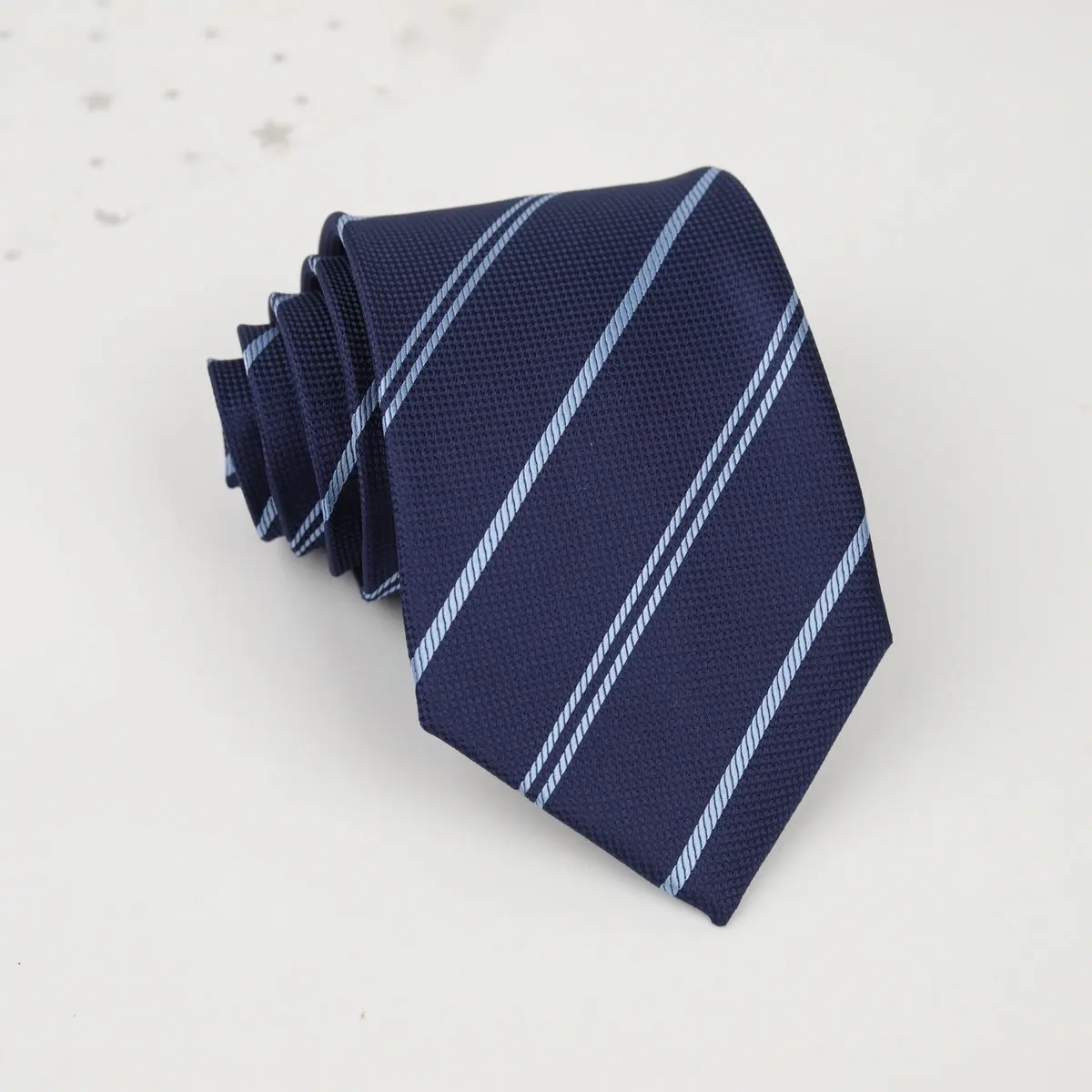 Cravatta Uomo Blu E Bianca A Righe Intrecciate - Modello Classico Formale DQT (microfibra)