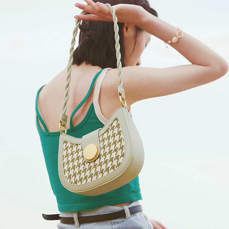 

Women's bag in spring.Thousand Bird Pattern Decoration.High quality women's bag.Simple and fashionable women's bag.