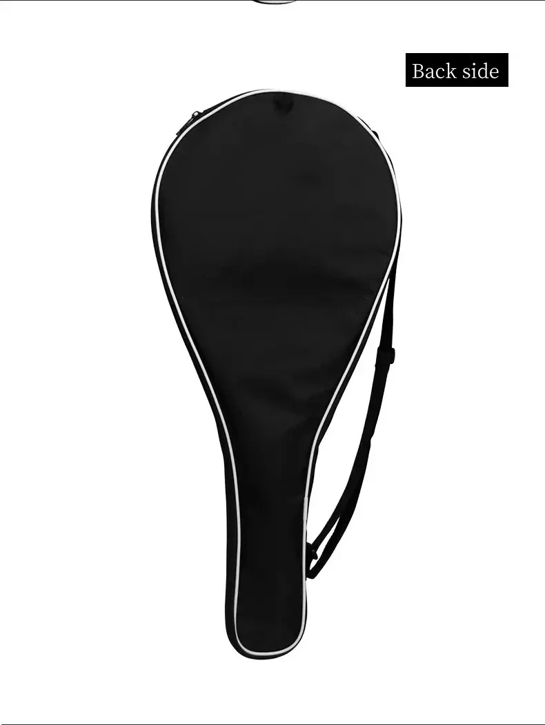 Eine Tennisschlägerhülle in einer Schultertasche wird getragen