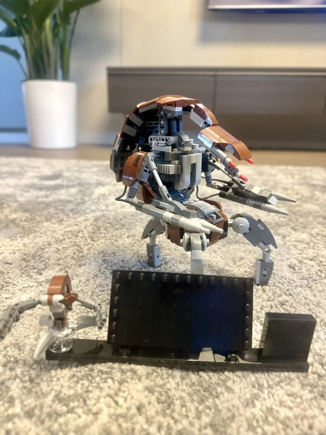 Modello di Robot Nero da Scrivania, Ornamento per Casa, Regalo Ideale per Collezionisti di Mecha per Feste e Compleanni - immagine 2