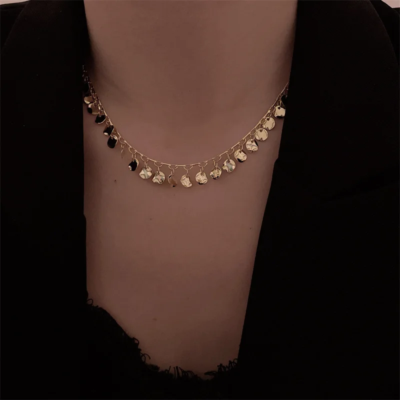 

Ожерелье-цепочка с блестками неправильной формы для девушек, позолоченное металлическое круглое колье-чокер с кисточками в виде водной ряби, элегантные ретро ювелирные изделия