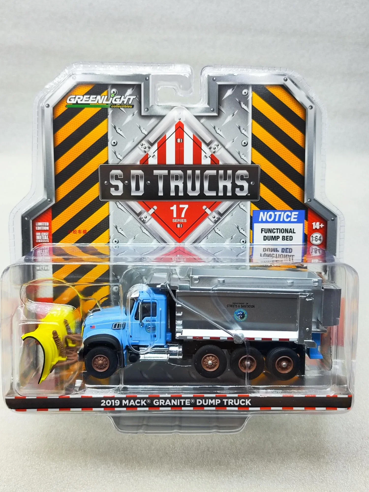1: 64 2019 Mack Granite Dumper Con Spazzaneve E Spalmatore Di Sale Collezione Di Modelli Di Auto In Lega Ornamenti Regalo
