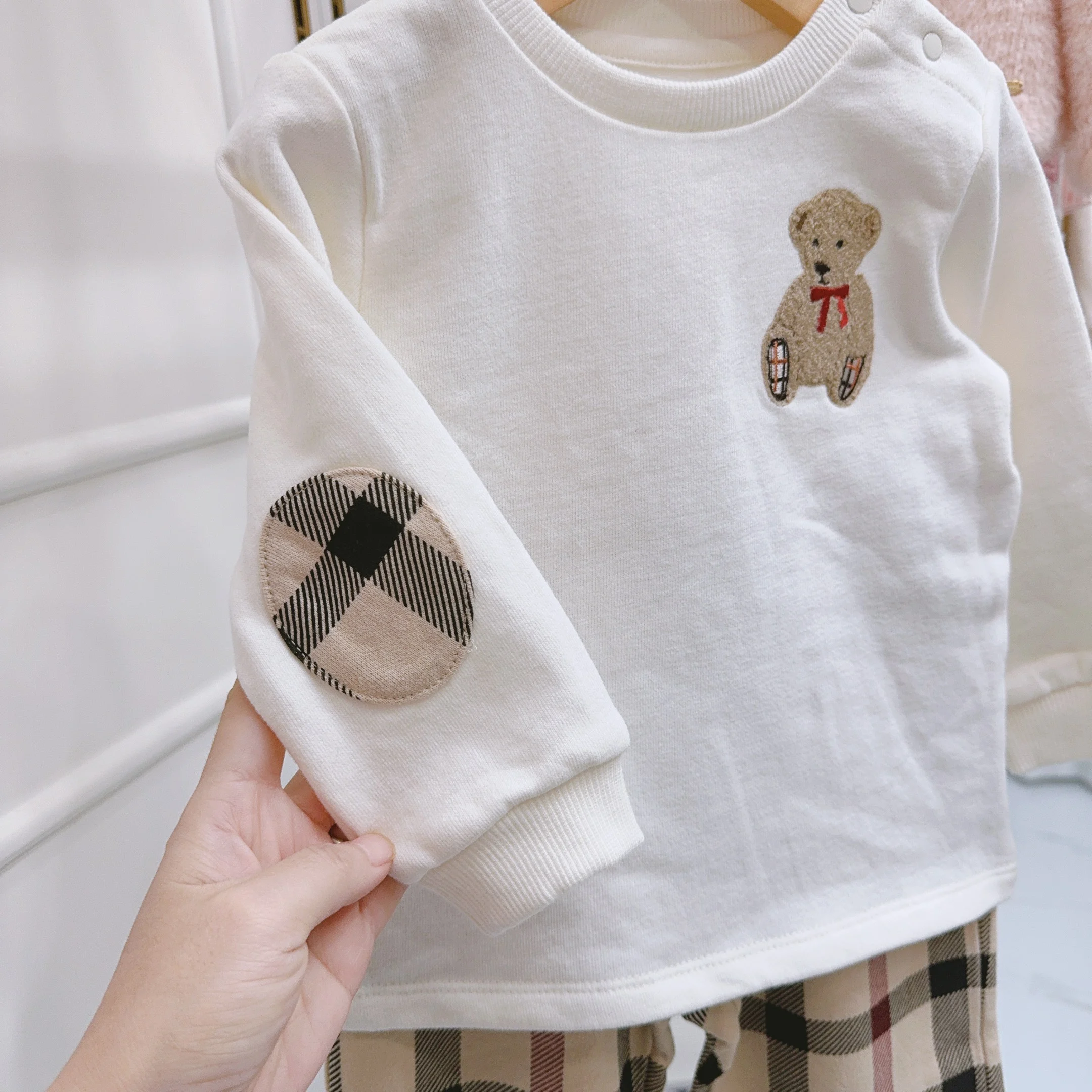 플리스 안감 라운드넥 스웨트셔츠와 플래드 와이드 레그 팬츠 세트 (키즈 가을 겨울 신상 유니섹스 화이트 캐주얼웨어)