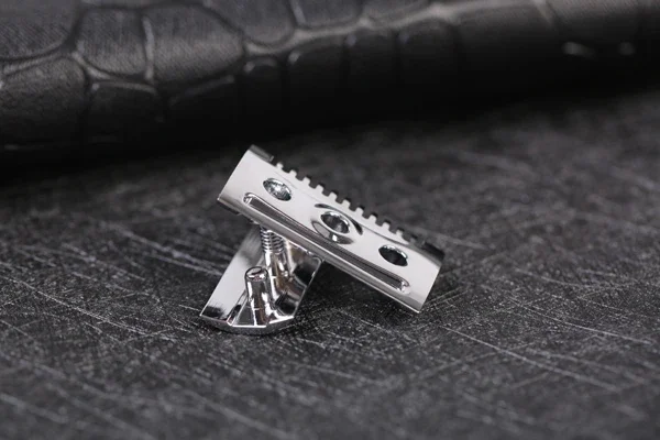 Der FLIPSIDE von YAQI" A Dual Comb Dual Aggression Level Herren-Rasierkopf in Chrom – Detail 11