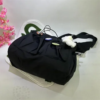 حقيبة كتف من قماش أكسفورد، حقائب كروس عصرية بسيطة مع جيب أمامي قابل للتوسيع، حقيبة سفر ذات سعة كبيرة وقلادة شارة