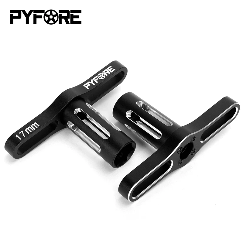 Main tenant la clé en T hexagonale 17mm aluminium pour écrous de roue RC 1/8, prête à serrer un écrou.