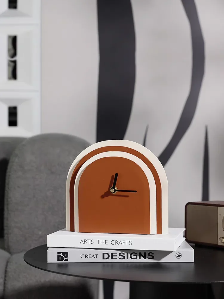 

Современные минималистичные кожаные арочные настольные часы, модельная комната, шкафчик для телевизора, книжный шкаф, мягкие украшения с часами для офисного стола