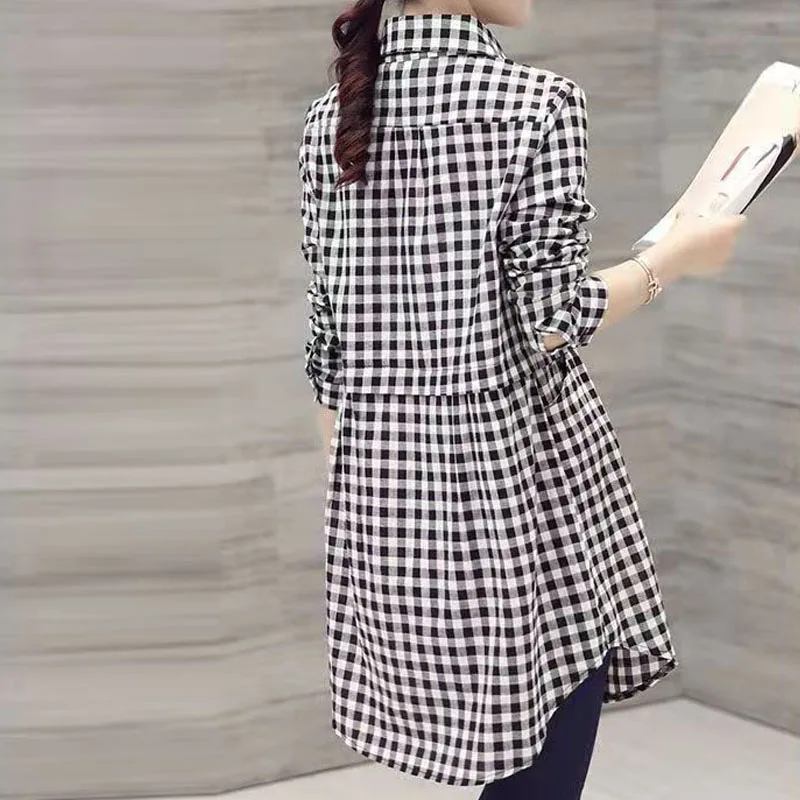 قميص نسائي منقوش بتصميم عصري كبير الحجم وأكمام طويلة من القطن الخالص بأزرار علوية كاجوال بمقاسات كبيرة