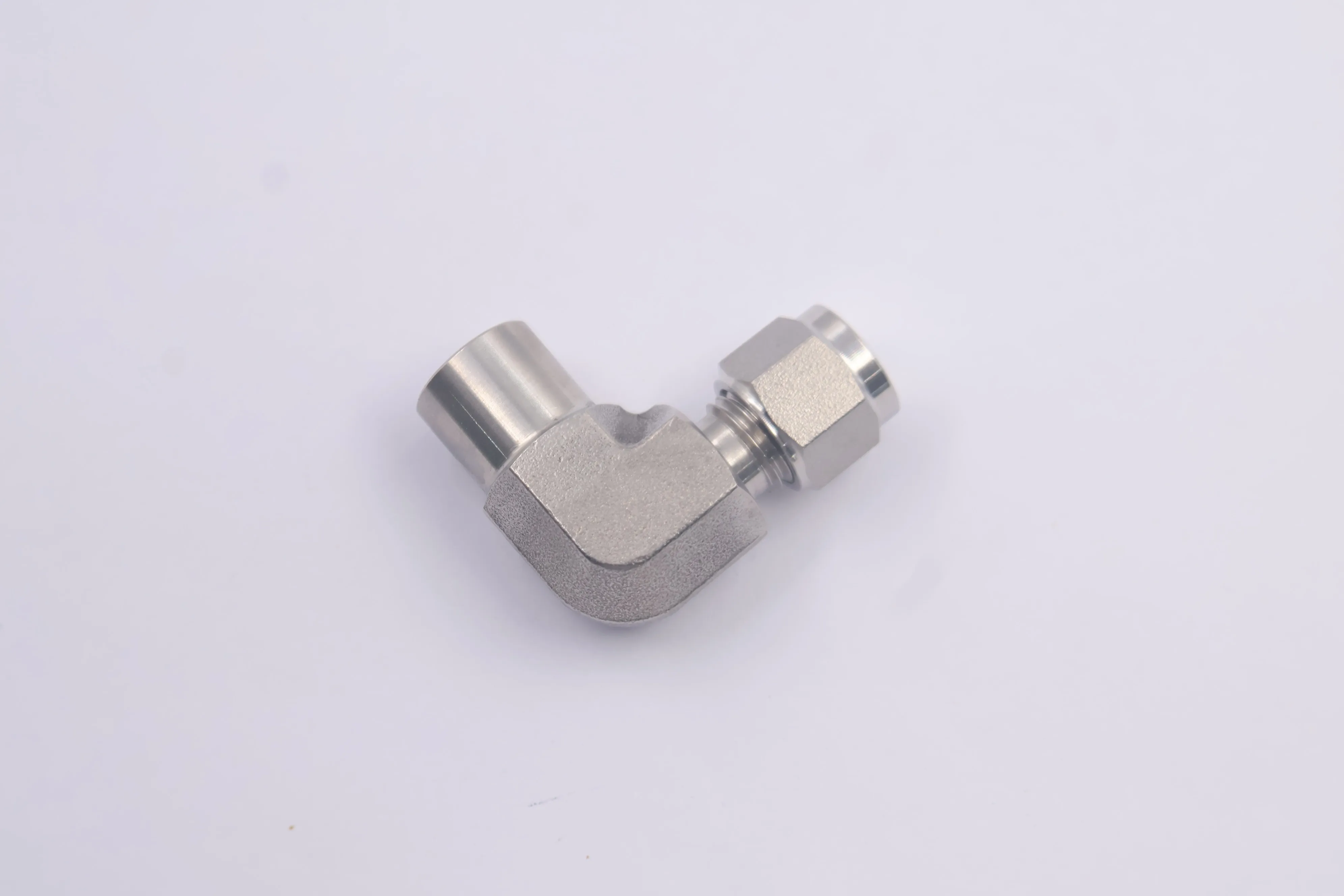 SS-10M0-8-4, Stainless Steel Tube Fitting, Female Elbow, 10 mm Tube OD x 1/4 in. Female NPT, Can Combination with Swagelok