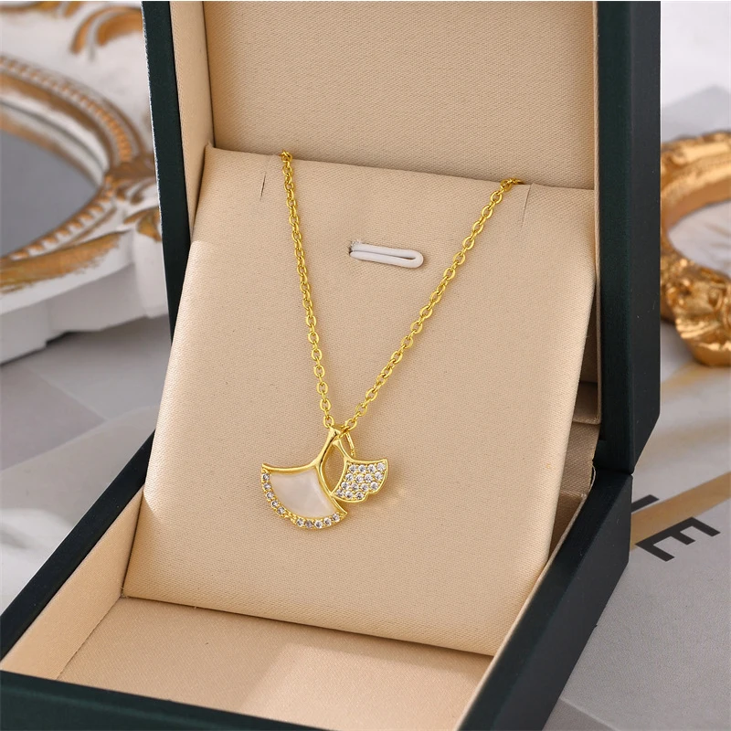 

Niche Design Sense Necklace, Female Ginkgo Leaf Temperament, Light Luxury Titanium Steel Lock Bone Chain, Cold Wind Pendant