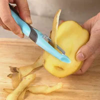 The kitchen vegetable peeler adopts an ergonomic handle and anti slip design, making peeling easier.
