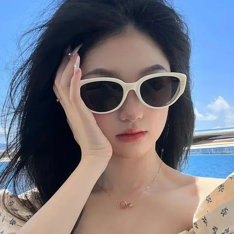 

New White Retro Cat's Eye Sunglasses For Women's Seaside Photo Display Small White Frame High-end Sunglasses