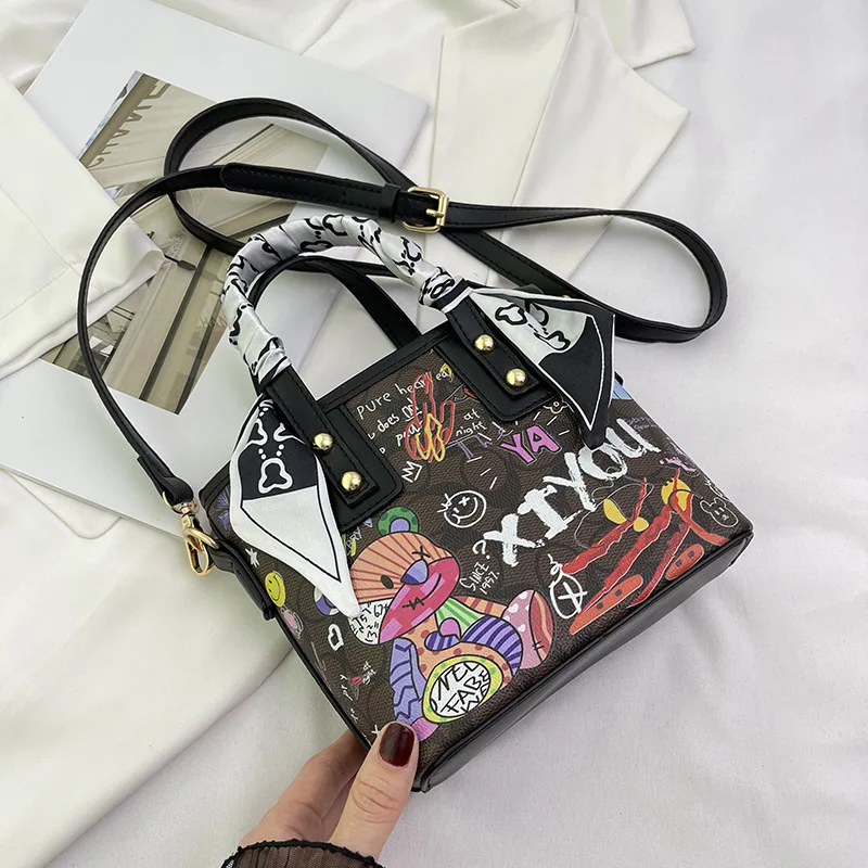 حقيبة يد عصرية بتصميم جرافيتي فني للنساء، تتميز بح...
