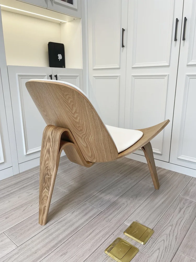 Hans Wegner Style Chair Simple and Modern Leather Shell Chair with White Padded Seat Ergonomic Three-Legged Shell Lounge