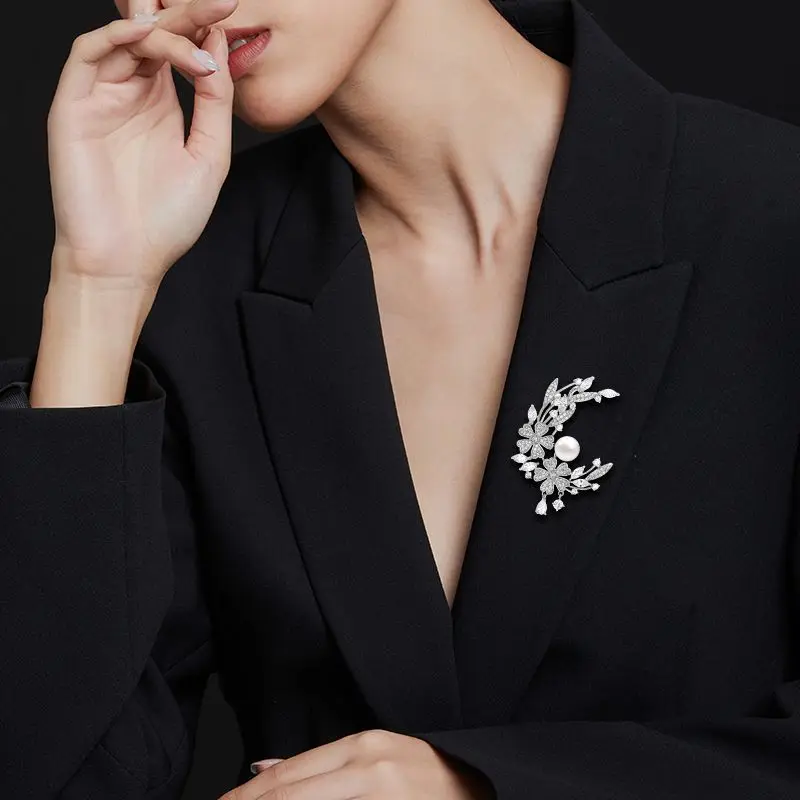 New Design Bright Luxury Micro-inlaid Zircon Moon Exquisite High-grade Freshwater Pearl Coat Brooches Accessories Lady Jewelry