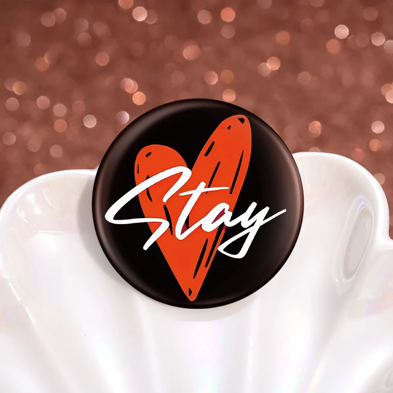 Оставайтесь Красным Сердцем Мягкая Кнопка Булавка СмешнойМультфильм Любовь Брошь Лацкан Значки Модные Ювелирные Изделия Подарочные Аксессуары Для Друзей Оптом