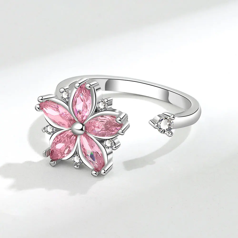 Detalle del anillo femenino rosado con zirconia