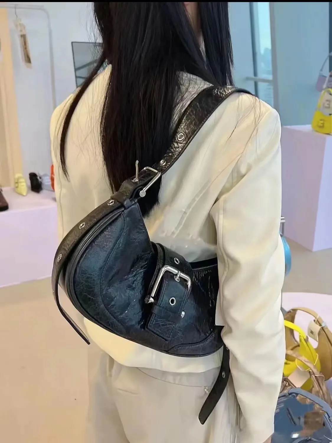 

2023 New Type Korean Version Niche Motorcycle Texture Stickretro Underarm Versatile Shoulder Bag for Women