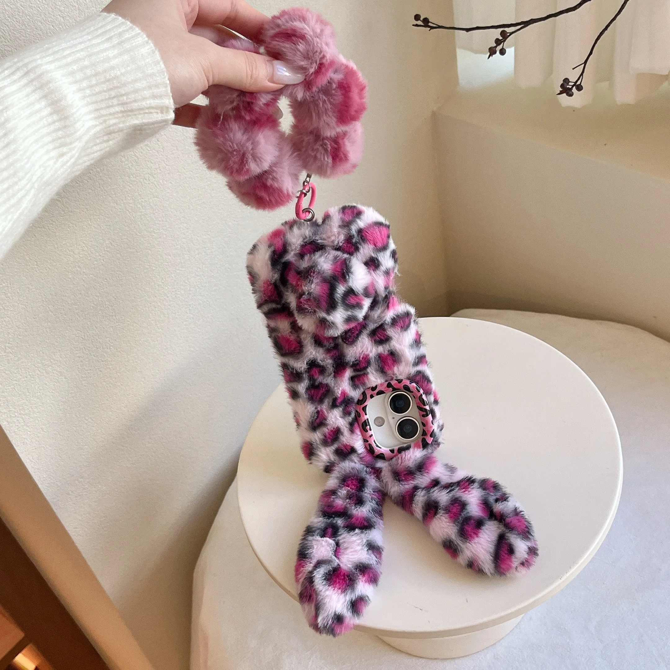 3D Leopardenmuster Kaninchen Plüsch Handyhülle für iPhone 17 Pro Max/16/15/14/13 Pro Max Plus Weiche Flauschige Modische Hülle Europa Amerika – Detail 1