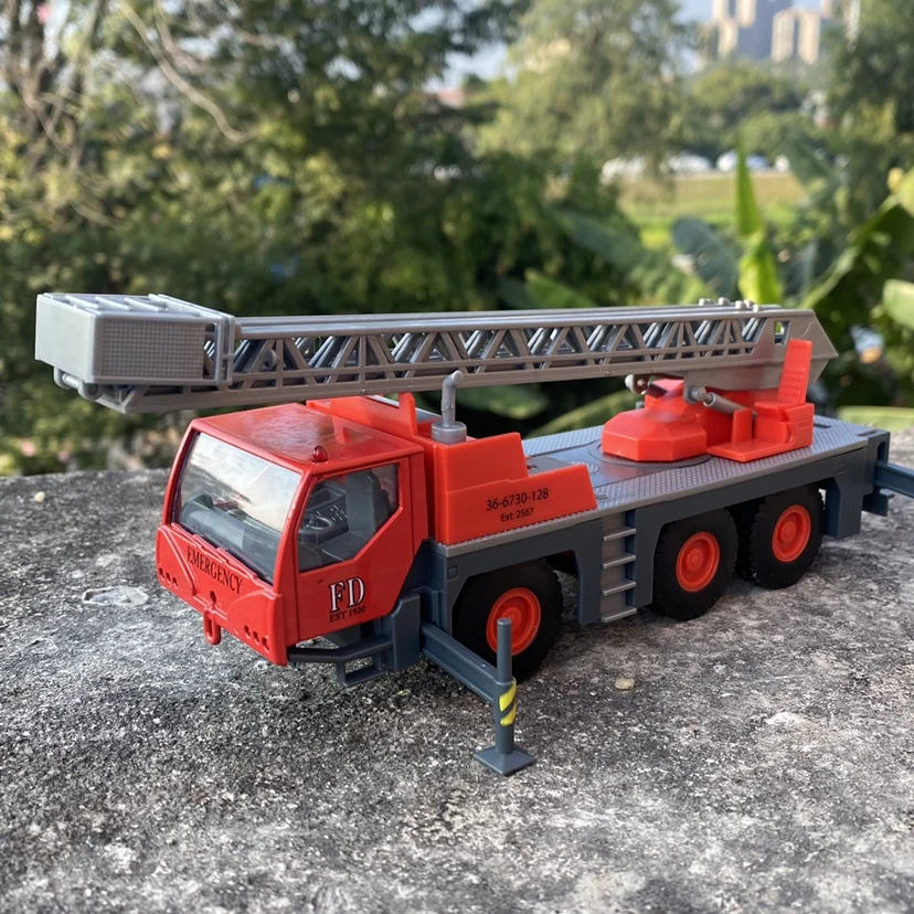 

1/43 Fire Engine Ladder Truck Model Toy