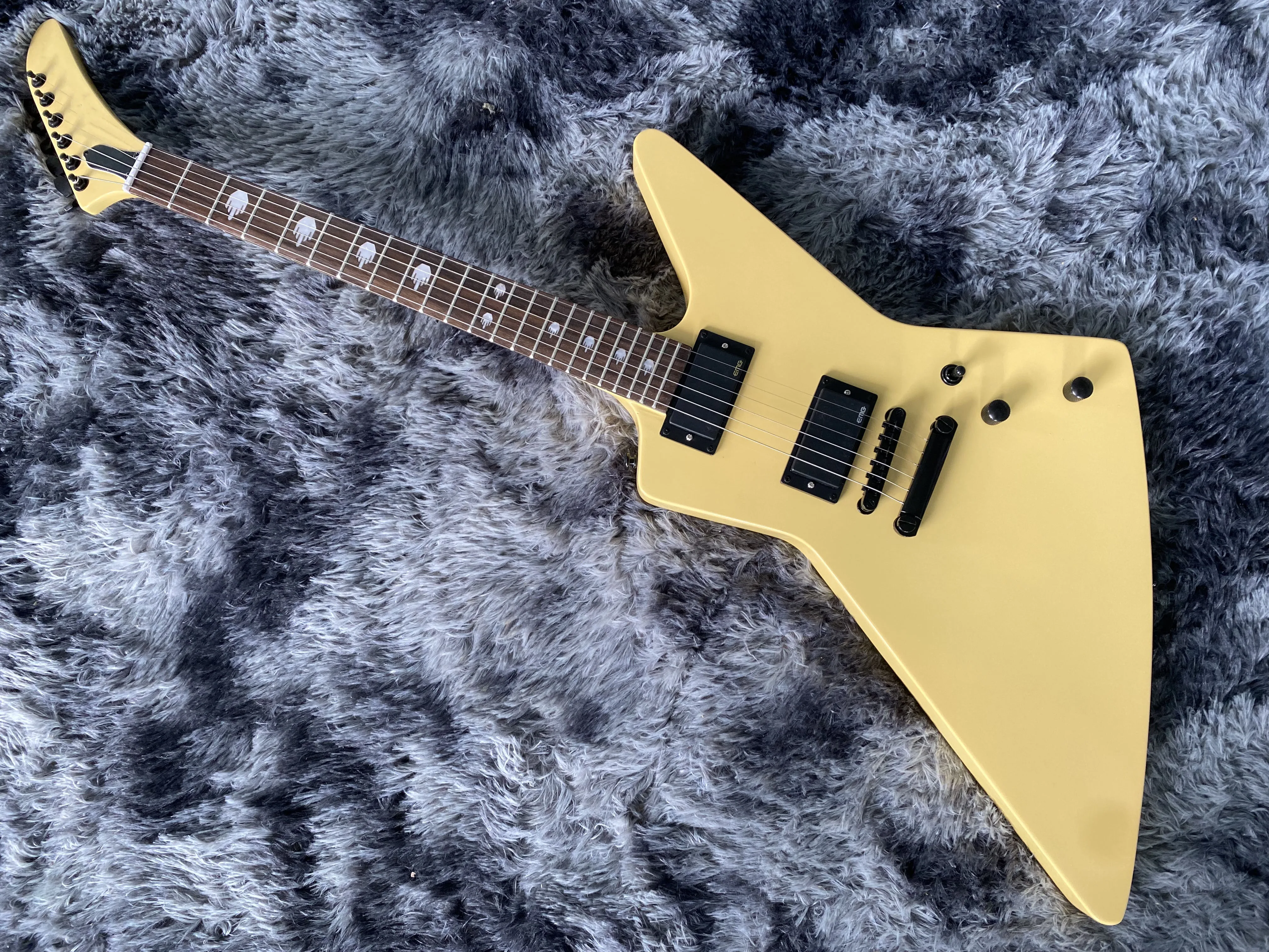 

Goose Type Electric Guitar, Yellow Color, Factory Direct Sales, Can Be Customized, Free Shipping