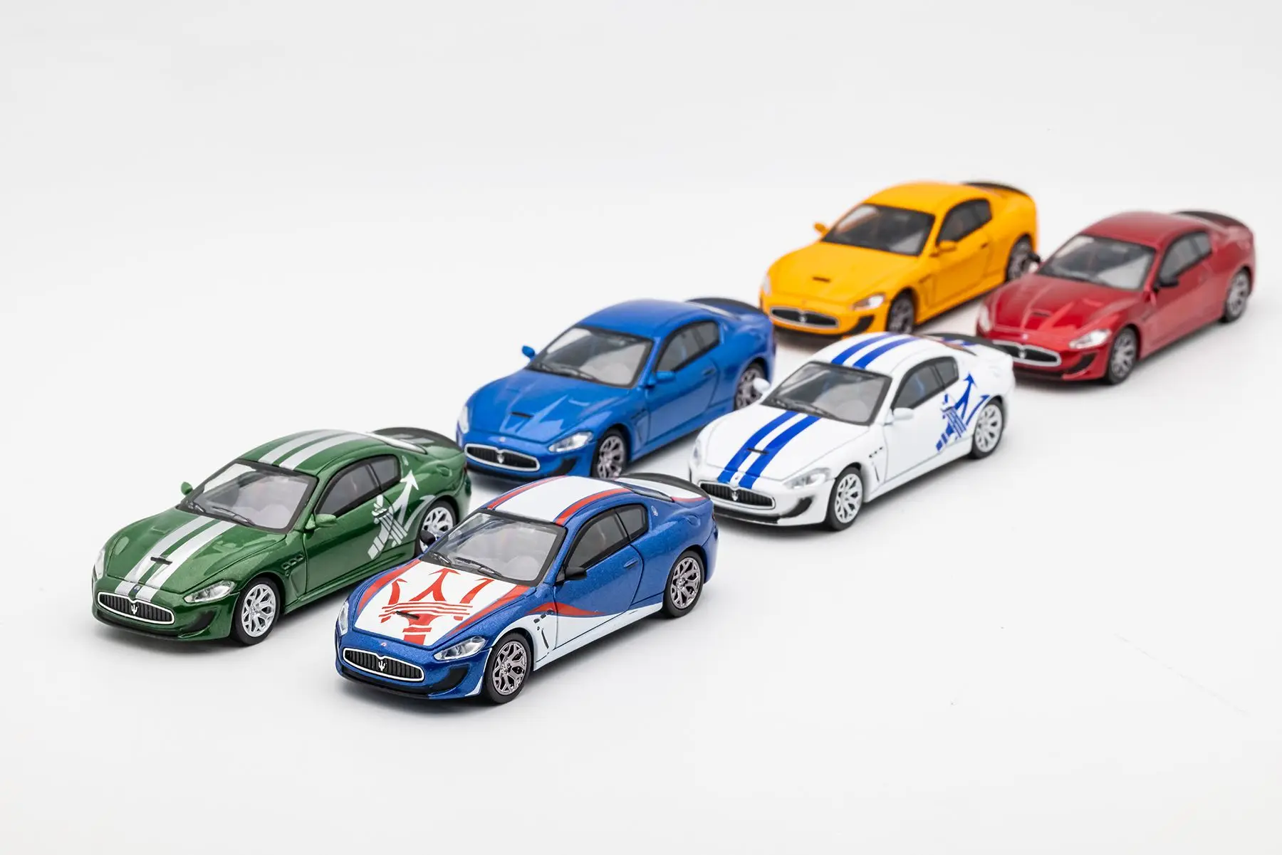 

DCT 1:64 Maserti Gran Turismo GT Coupe red /Blue /Orange /White Model Car
