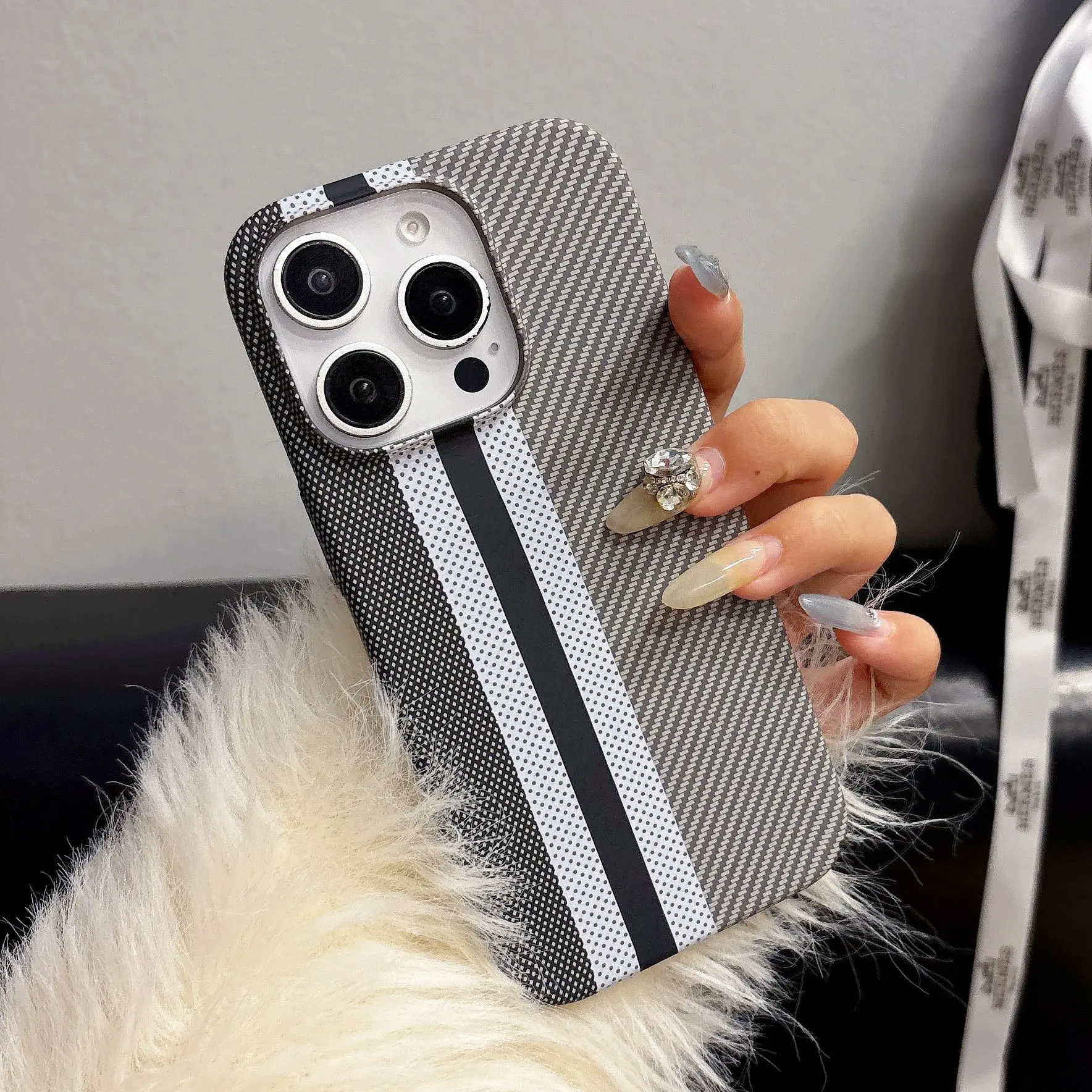 Sleek Carbon Fiber Texture Matte Shockproof Bumper Case - Slim Hard Back Cover