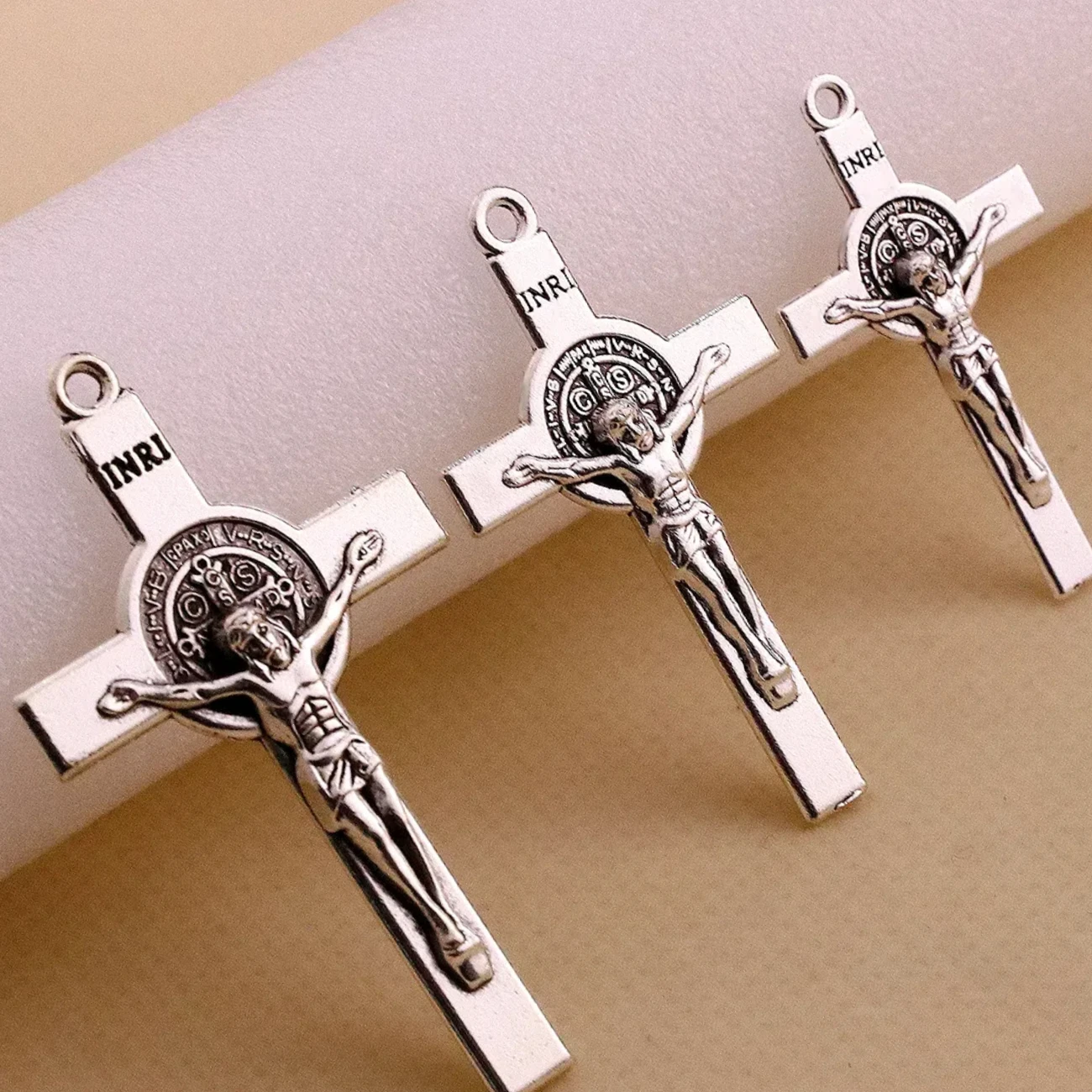 Diyalo 10 Stück 3 Größen Exorzismus St.Benedikt Kreuzigung Kreuz Anhänger Charms für DIY Rosenkranz Rosenkranz Halskette Armband Herstellung Teile