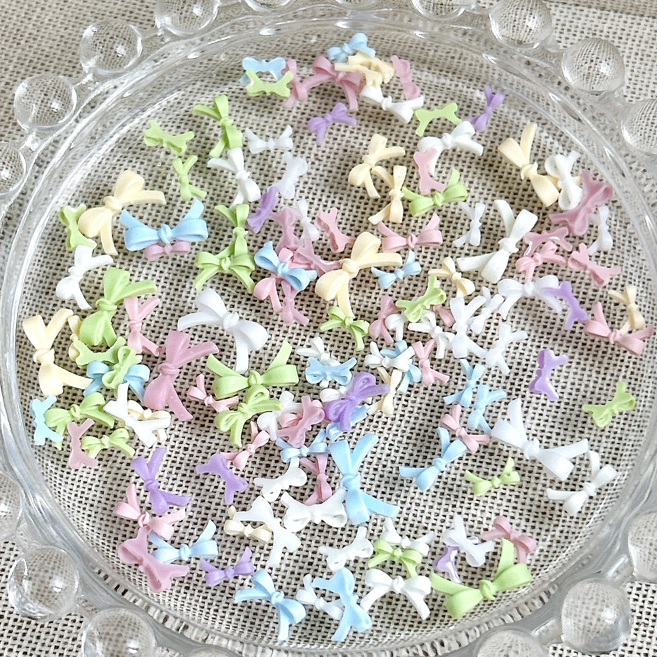 60PCS 여러 색상 미니 수지 Bowknots 네일 매력 3D 미니멀리스트 귀여운 라인 활 DIY 달콤한 매니큐어에 대한 네일 아트 장식