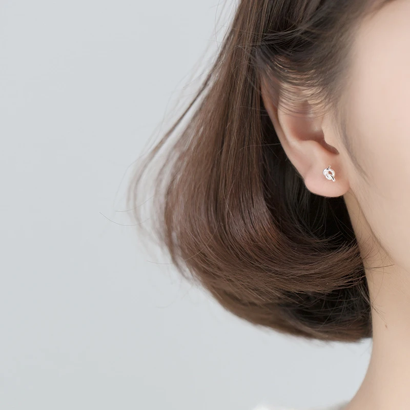 파티나 특별한 행사에 완벽한 고전적이고 세련된 미니멀리즘 귀걸이