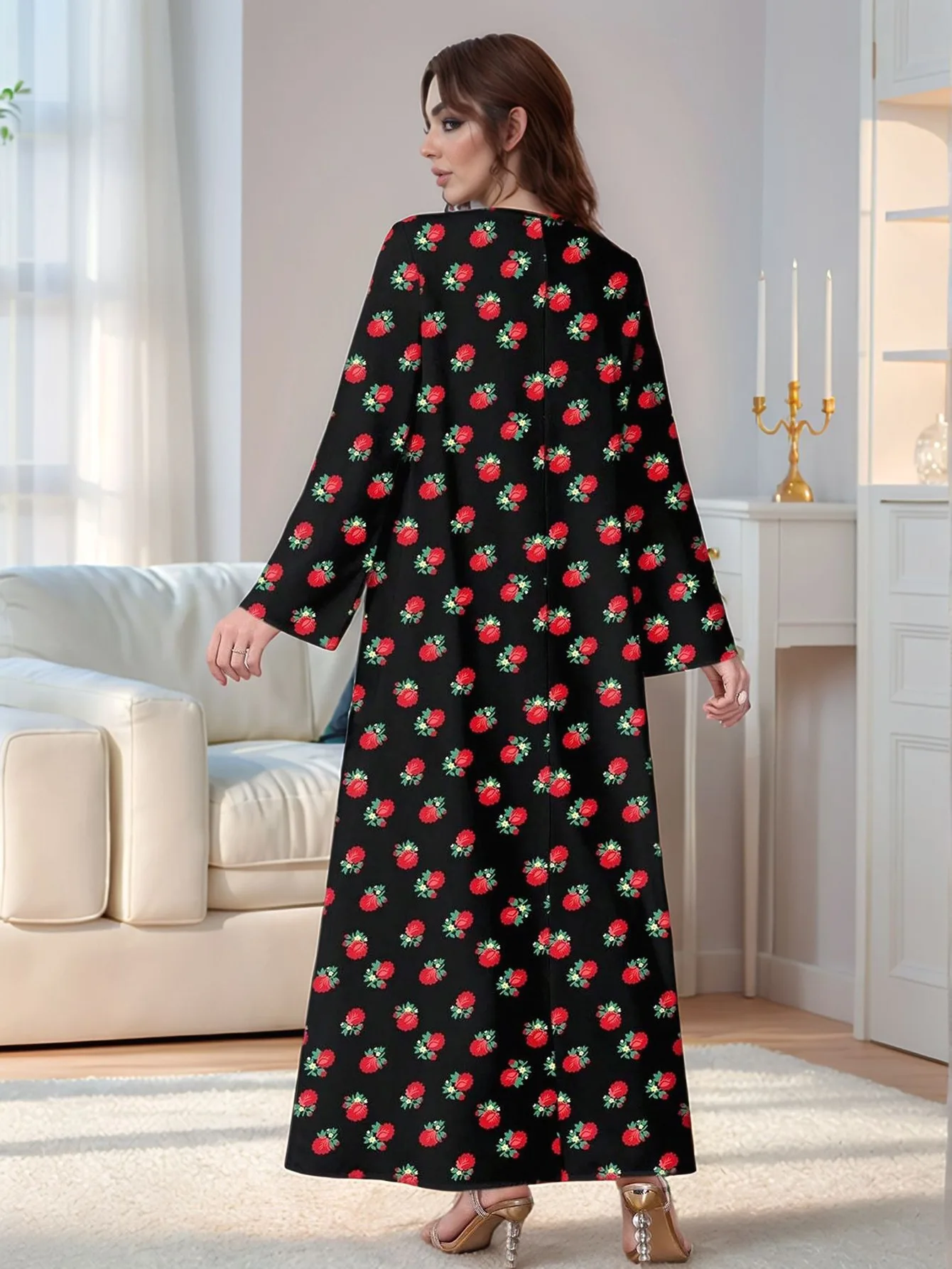 فستان طويل أسود بنقشة ورد مع تطريز ذهبي فاخر