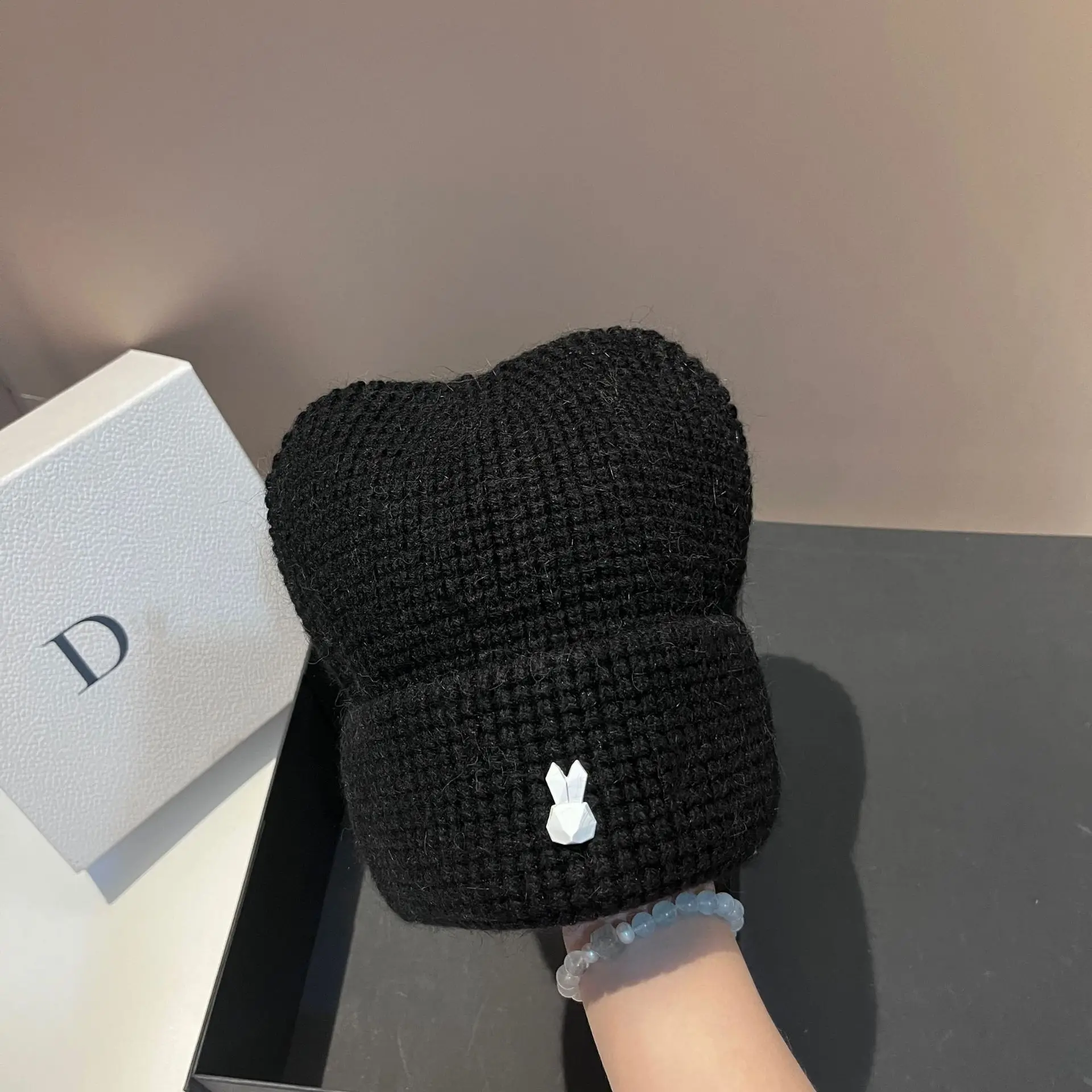 Autunno e inverno nuovo cappello lavorato a maglia in pelliccia di coniglio scozzese moda orecchie di coniglio carino caldo morbido cappello di lana glutinosa da donna
_voghion.com