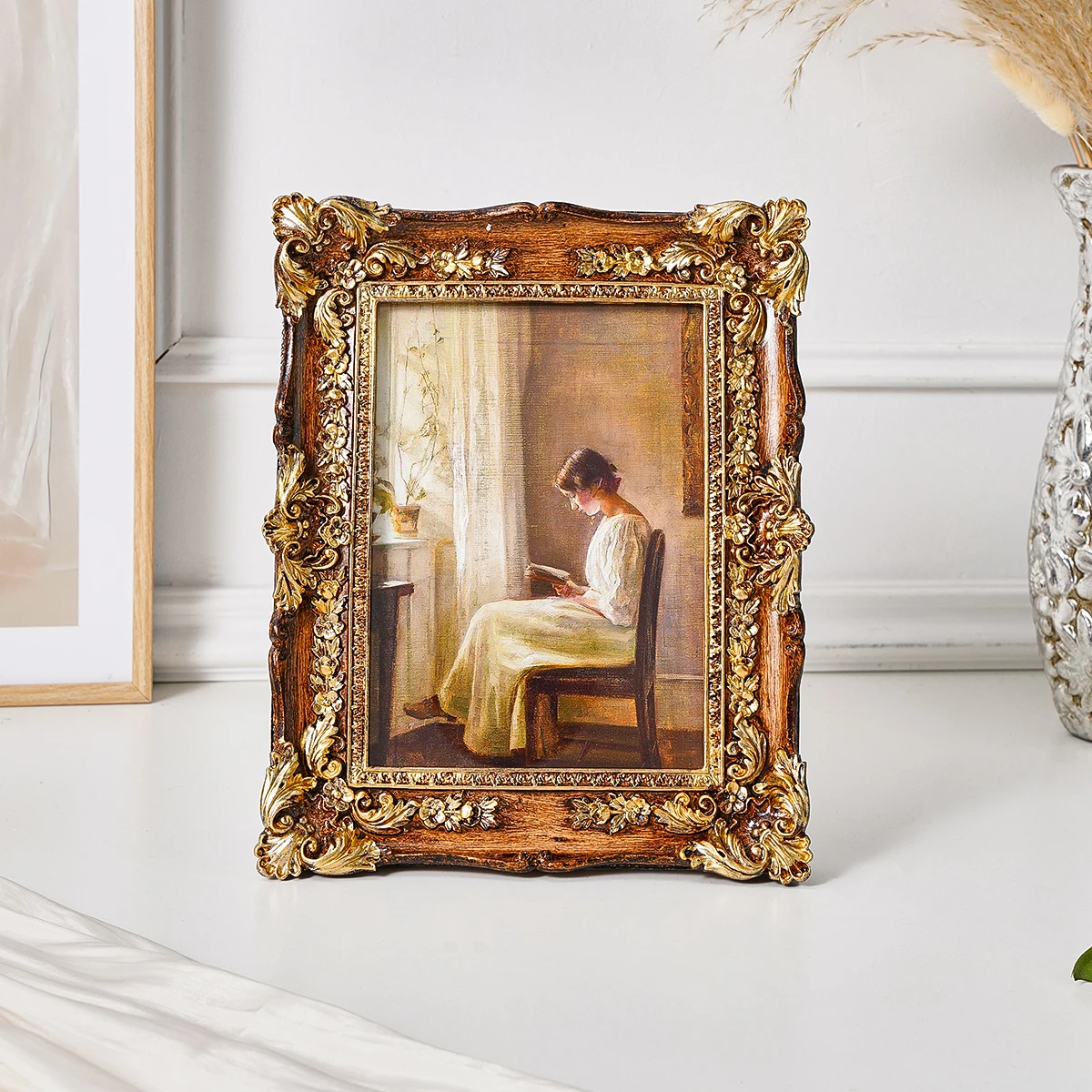 1PC, a photo display frame made of European retro resin with a three-dimensional patterned frame