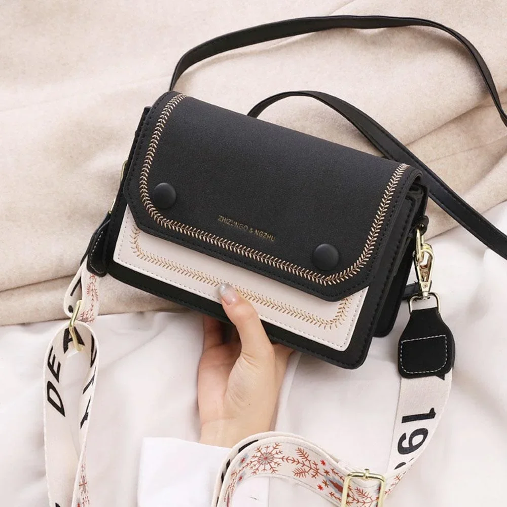 تتميز حقيبة الكروسبودي المربعة الصغيرة هذه بأشرطة...