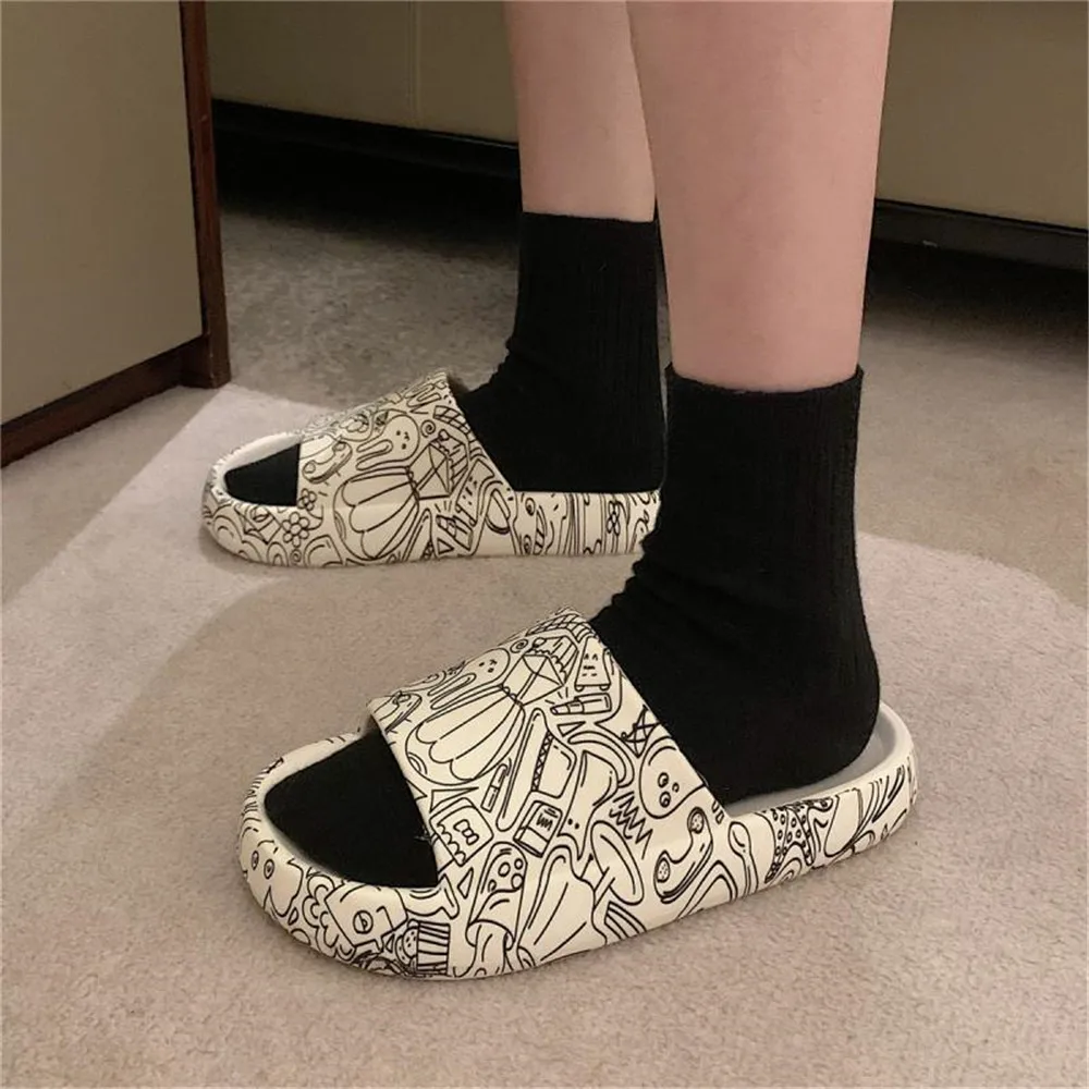 

2022 Summer Women Men's Slippers Indoor Bath Thick Platform Non-slip Home Graffiti Print Flip Flops Beach Sandals Ladies Shoes