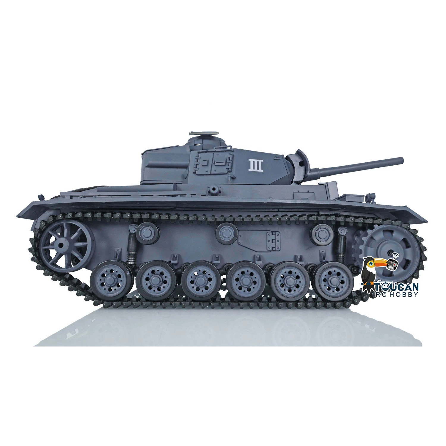 Char RC HengLong 1/16 en mouvement sur un terrain extérieur, soulevant de la poussière. Achetez le Char RC HengLong 1/16 - Tank Robot Télécommandé de Qualité Hobby.