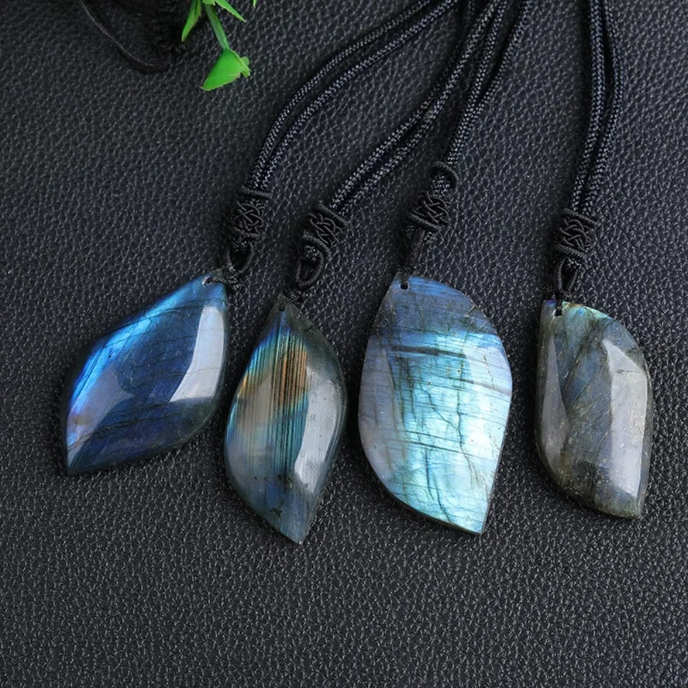 Collana Artigianale In Labradorite Naturale – Ciondolo In Pietra Di Luna Con Corda Di Cera Regolabile – Gioiello Retrò Unico (74 Cm)