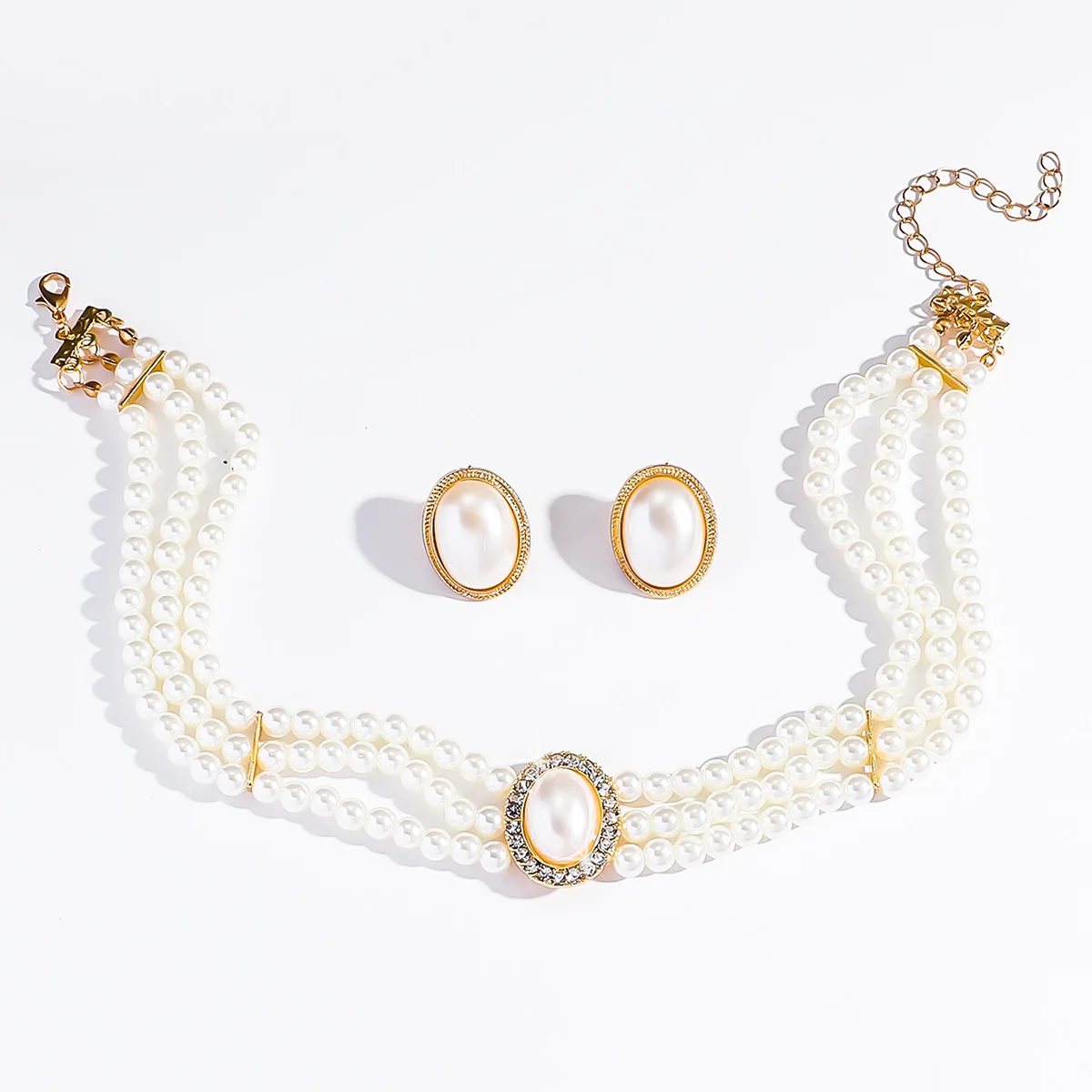 Conjunto de joias sendo usado por uma mulher com roupas de festa