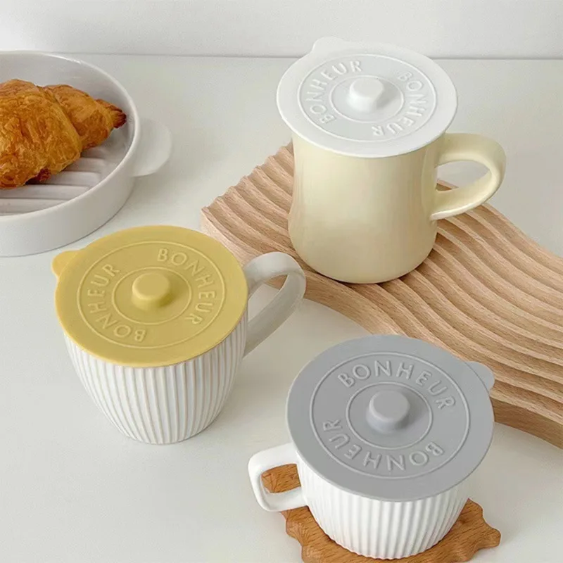 Simple solid color concave embossed letter silicone rubber integrated cover water cup dust cup lid round cold mug lid