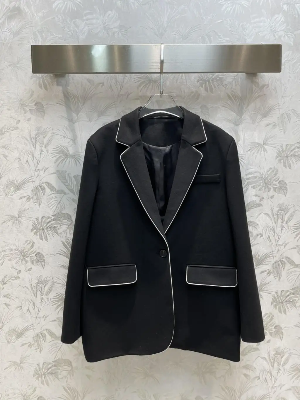 

Early autumn new, contrasting color suit, loose version comfortable not pick people. Daily leisure recommend all kinds of pieces