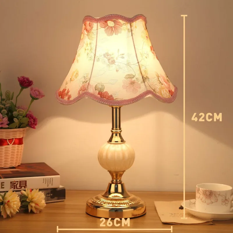 Lámpara de escritorio de cristal Simple de estilo europeo, lámparas de noche para dormitorio de tela Retro, luz de mesa de hierro forjado clásica, iluminación nocturna de lujo