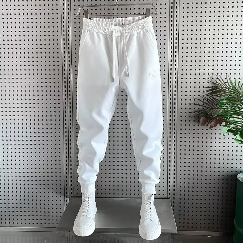 pantalones con puntos blancos