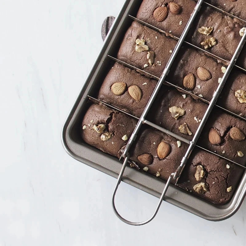 18 셀 베이킹 팬 브라우니 Bakeware 금형 내장 슬라이서 탄소강 과자 도구 초콜릿 케이크 금형 주방 베이킹 팬