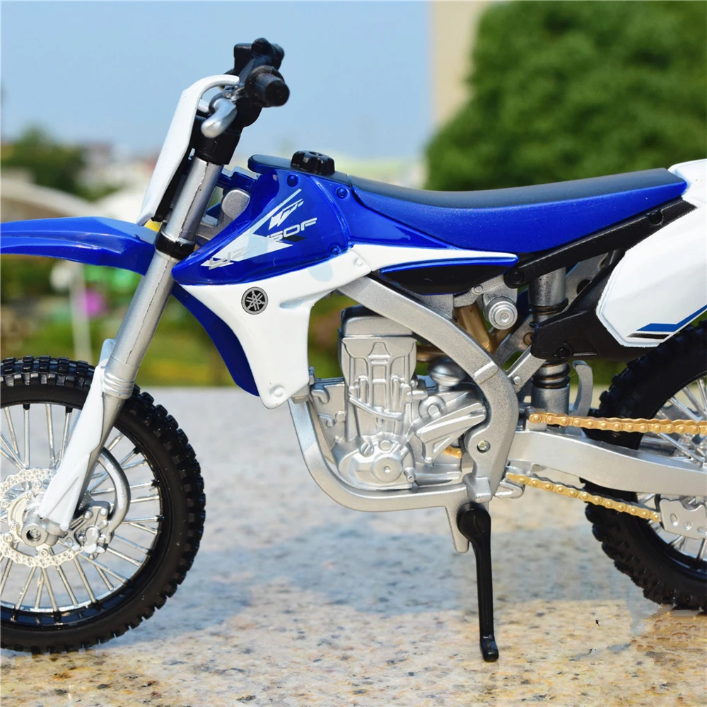 Miniature moto Yamaha YZ450F 2022 Factory, de très belle finition