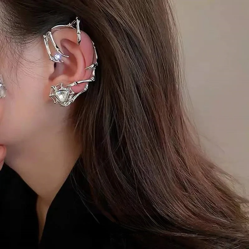 

New 2023 Fashion Personalized Mechanical Spider Ear Clip Earless Ear Hang Banquet Jewelry Accessories Gift