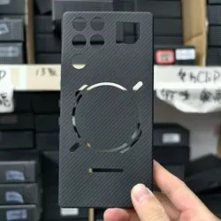 Custodia Slim con Striscia in Fibra di Carbonio - Protezione Potenziata con Design Elegante