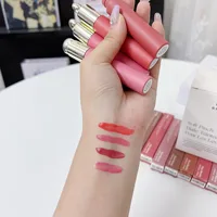 Rare Beauty Blush Lip Gloss illumine le teint, est soyeux et magnifique, et rehausse les contours. Maquillage pour filles et femmes avec boîte. 6
