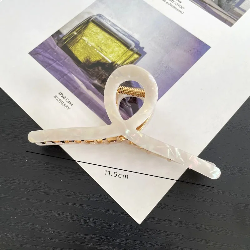 Metal Women's Hair Clips Are Suitable for Tying Hair or Casual Wear. Durable and Fashionable Daily Hair Accessories Look Good