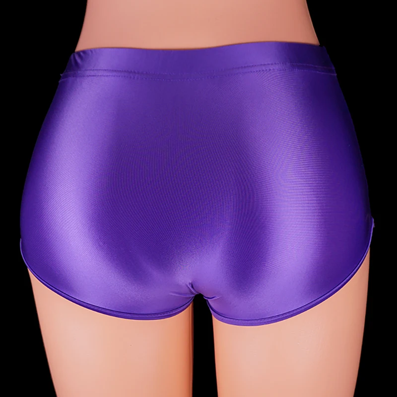 Le donne vedono attraverso la biancheria intima Stretch